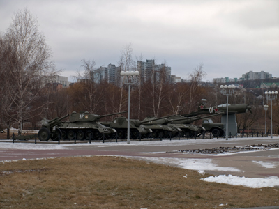 Военная техника у здания панорамы. Фото: Ярослав Блантер
