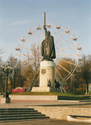 Памятник Илье Муромцу. 
        Фото: Илья Гапиенко