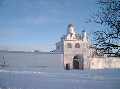 Покровский монастырь. 
            Святые ворота с Благовещенской церковью. Фото: Ярослав Блантер