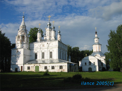 Спасо-Преображенская церковь (1689—1696, слева)
            и Сретенская церковь (1725—1739, справа). Фото: Марина Егорова