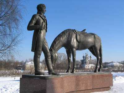Памятник Батюшкову перед кремлем. Фото: Игорь Кербиков