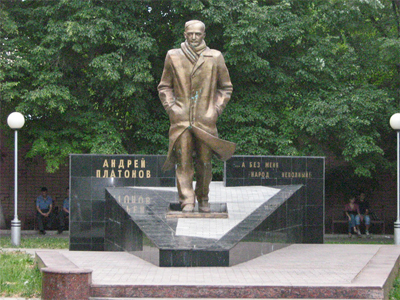 Памятник Андрею Платонову. Фото: Илья Буяновский