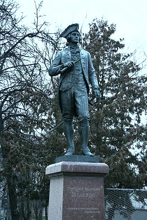 Памятник Шелихову в городском парке. Фото: Денис Кабанов.