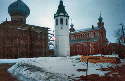 Никольский монастырь. Слева Никольский
            собор, справа церковь Иоанна Златоуста. Фото: Илья Буяновский