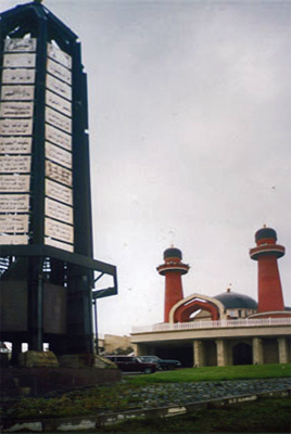 Монумент Йа-син и мечеть Рашида. Фото: Илья Буяновский