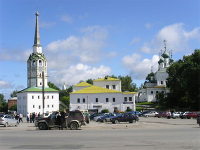 Соборная площадь, слева соборная колокольня (1709). 
         Фото: Талюша