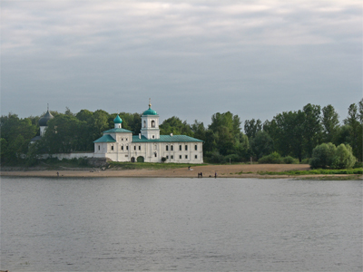 Мирожский монастырь. Слева Спасо-Преображенском собор (1156). Фото: Елена Рембовская