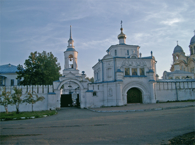 Симеоно-Аннинская надвратная церковь
         и колокольня. 
         Фото: Ярослав Блантер