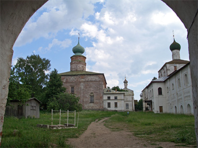 Вид из северных ворот. Слева Борисоглебский собор 
            (1522—1523). Справа Благовещенская церковь с трапезной палатой (1524—1526). В середине 
            на заднем плане звонница (1690). Фото: Ярослав 
            Блантер