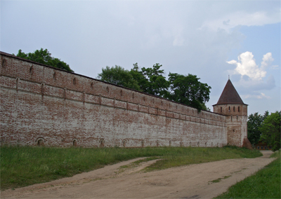 Южная стена с юго-восточной башней. Фото: Ярослав Блантер