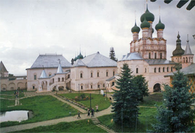 Государские хоромы (Красная Палата) и церковь Иоанна 
            Богослова (1683). Фото: Илья Буяновский